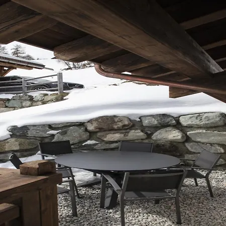 In Les Masses With Garden Agettes